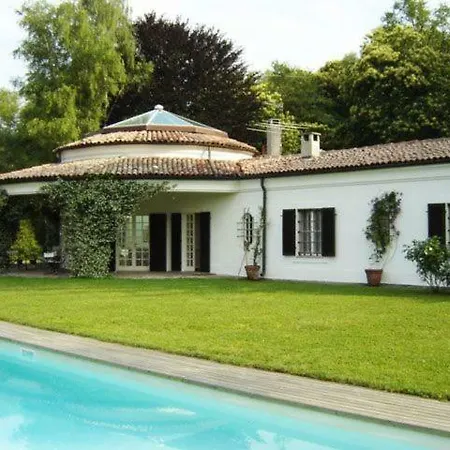 Vila Sleeps 12 Wifi Dormelletto